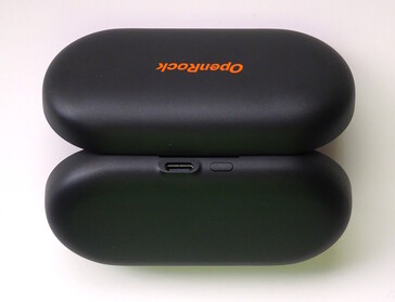 Etui ładujące OpenRock Link 20 ma port USB-C i przycisk parowania/resetowania wzdłuż tylnej krawędzi. (Źródło zdjęcia: Notebookcheck)