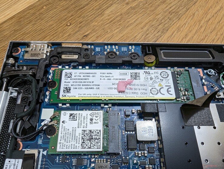 Zdjęta pokrywa aluminiowa odsłania główny dysk SSD