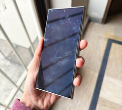 Samsung Galaxy S24 Ultra już teraz wykazuje nieestetyczne przebarwienia wyświetlacza u niektórych użytkowników (źródło obrazu: @xeetechcare, X)