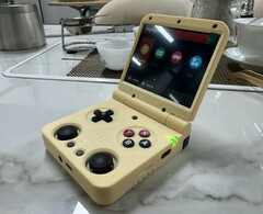 Miyoo, w przeciwieństwie do Anbernic, znalazło miejsce na parę joysticków w swoim handheldzie z klapką. (Źródło zdjęcia: Miyoo via Retro Handhelds)