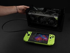 Stacja dokująca Razer Core X V2 eGPU z kartą graficzną Nvidia GeForce RTX podłączoną do przenośnego komputera do gier MSI Claw A8. (Źródło obrazu: ETA PRIME via YouTube)