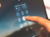 Palec wpisuje kod PIN na klawiaturze numerycznej wyświetlanej na ekranie