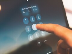 Palec wpisuje kod PIN na klawiaturze numerycznej wyświetlanej na ekranie