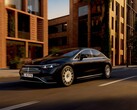 Zmieniony Mercedes EQS otrzymał technologię 800 V, większy zasięg i nową konfigurację oprogramowania.