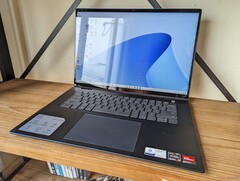 Przylutowane 8 GB pamięci RAM sprawia, że seria Dell Inspiron 16 7630 i 7635 2-w-1 jest trudną rekomendacją