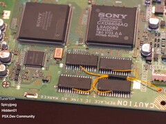 Konsola PlayStation 1 z modyfikacją zwiększającą pamięć RAM do 16 MB
