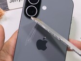Tył iPhone'a 17 jest trwale porysowany aluminium. (Źródło obrazu: JerryRigEverything na YouTube, zrzut ekranu)