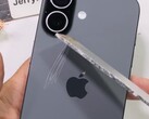 Tył iPhone'a 17 jest trwale porysowany aluminium. (Źródło obrazu: JerryRigEverything na YouTube, zrzut ekranu)
