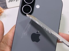 Tył iPhone'a 17 jest trwale porysowany aluminium. (Źródło obrazu: JerryRigEverything na YouTube, zrzut ekranu)