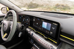 Panoramiczne wyświetlacze w modelu Kona EV pochodzą prosto z elektrycznej rodziny Ioniq. (Źródło zdjęcia: Hyundai)