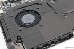 Podwójne wentylatory ~60 mm w MSI Stealth 18 mogą być głośne nawet do 63 dB(A), ale wszelkie korzyści z wydajności są w najlepszym przypadku marginalne (źródło obrazu: Notebookcheck)