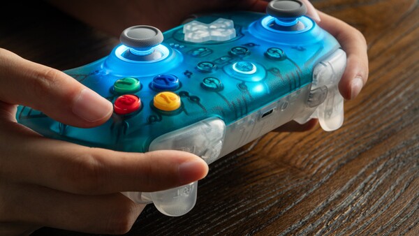 Bezprzewodowy kontroler 8BitDo Ultimate 2 N64 – edycja z okazji 30-lecia.