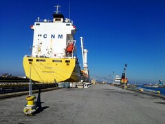 Kontenerowiec zacumowany przy nabrzeżu (źródło zdjęcia: Bruno Hervas via Unsplash)