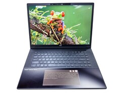 Firma E Ink opracowała gładzik do laptopów ze zintegrowanym ekranem dotykowym E Ink. (Źródło obrazu: E Ink)