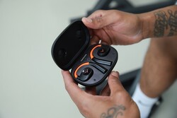 W połączeniu z etui ładującym, VERIO 200 oferuje 35 godzin pracy na baterii (źródło obrazu: Beyerdynamic)
