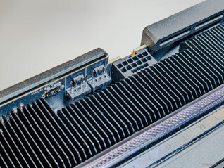 Przełącznik VBIOS, gniazda wentylatora i złącze 12V-2x6