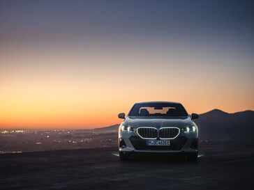 Podświetlana listwa wokół charakterystycznej atrapy chłodnicy BMW dodaje wizualnego charakteru przedniej części i5. (Źródło zdjęcia: BMW)