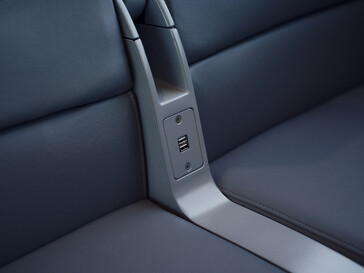 USB-A między siedzeniami. (Źródło zdjęcia: Amtrak)