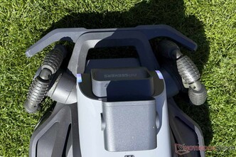 Pochylone przednie koła niepotrzebnie utrudniają życie Airseekers Tron.