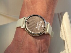 Smartwatch Garmin Lily 2 (na zdjęciu) otrzymuje wersję beta 8.01. (Źródło zdjęcia: Garmin)