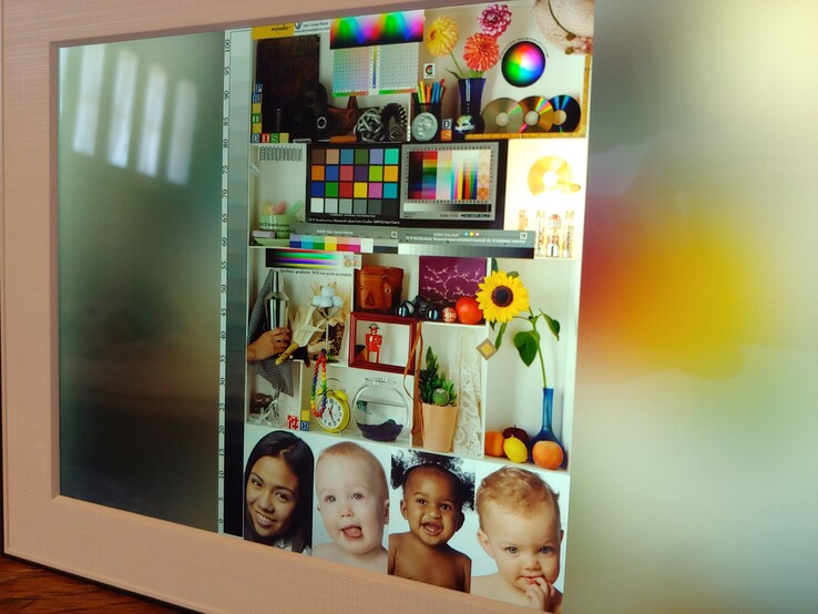 Jasność spada wraz ze wzrostem kąta widzenia, a odbicia są dobrze kontrolowane.