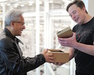 Jensen Huang wręcza Elonowi Muskowi jeden z pierwszych na świecie kompaktowych komputerów stacjonarnych Nvidia DGX Spark zaprojektowanych do opracowywania modeli sztucznej inteligencji. (Źródło zdjęcia: Nvidia)