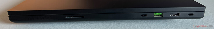 Po prawej: czytnik kart SD, port USB-C 4.0 z technologią Thunderbolt 5 (120 GBit/s, DisplayPort 2.1 poprzez dGPU, Power Delivery 3.0), USB-A 3.2 Gen.2 (10 GBit/s), HDMI 2.1, gniazdo zabezpieczające Kensington