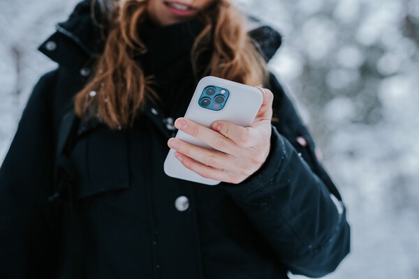 Pisanie na klawiaturze smartfona nie jest najlepszym doświadczeniem (Źródło: Unsplash)