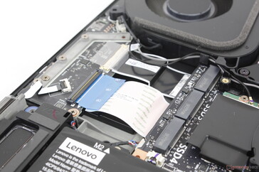 Trzy dodatkowe gniazda M.2 2280 PCIe4 x4 (z usuniętym rozpraszaczem ciepła)
