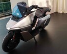 Samobalansujący motocykl elektryczny Omoway OMO X zaprezentowany podczas globalnej premiery firmy w Singapurze.