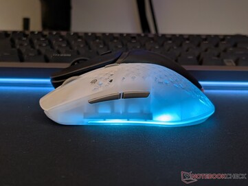 Różnica w kształcie między Aerox 3 Wireless Gen 2 i Glorious Model D3 Wireless.