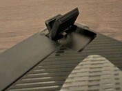 Klawiaturę można dodatkowo pochylić za pomocą regulowanych nóżek; wszystkie zdjęcia zostały wykonane ze złożonymi nóżkami. (Źródło zdjęcia: Notebookcheck)