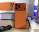 Smartfon Apple iPhone 17 Pro Max jest dostępny w 3 wariantach kolorystycznych. Cosmic Orange jest zdecydowanie najbardziej uderzający. (Źródło obrazu: Notebookcheck)