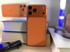 Smartfon Apple iPhone 17 Pro Max jest dostępny w 3 wariantach kolorystycznych. Cosmic Orange jest zdecydowanie najbardziej uderzający. (Źródło obrazu: Notebookcheck)