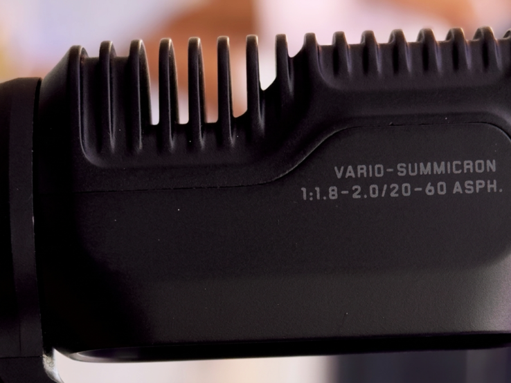 Zbliżenie głowicy gimbala Insta360 Luna Ultra ujawnia zakres zoomu 20-60 mm (przekłada się to na 3-krotny zoom optyczny).