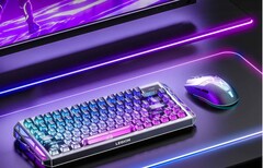 Mysz do gier Lenovo Legion Y7MG przedstawiona obok klawiatury, monitora oraz podświetlenia biurka w technologii RGB