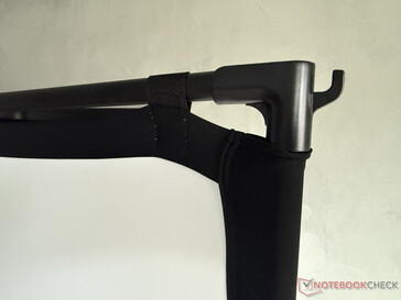 ...jest napinany u góry i u dołu za pomocą pętli na rzepy