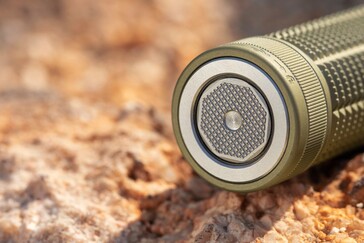 Przełącznik tylny zapewnia dostęp do poziomów turbo i wysokiej jasności, z opcjonalnym włączeniem chwilowym.