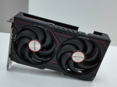 Prezentowany tutaj model Sapphire Pulse RX 9060 non-XT to raczej niewielka karta. (Źródło obrazu: Technosaurus na YouTube, edytowane)