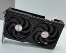 Prezentowany tutaj model Sapphire Pulse RX 9060 non-XT to raczej niewielka karta. (Źródło obrazu: Technosaurus na YouTube, edytowane)