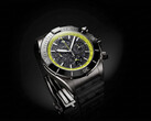 Breitling Super Chronomat B19 44 Perpetual Calendar Chronograph z tarczą z włókna węglowego, limonkowozieloną skalą tachymetru i ciemną kopertą.