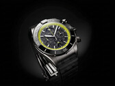 Breitling Super Chronomat B19 44 Perpetual Calendar Chronograph z tarczą z włókna węglowego, limonkowozieloną skalą tachymetru i ciemną kopertą.