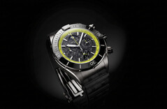 Breitling Super Chronomat B19 44 Perpetual Calendar Chronograph z tarczą z włókna węglowego, limonkowozieloną skalą tachymetru i ciemną kopertą.