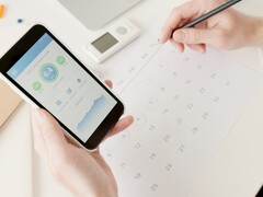 Dłoń trzymająca smartfon z uruchomioną aplikacją zdrowotną