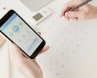 Dłoń trzymająca smartfon z uruchomioną aplikacją zdrowotną