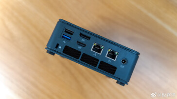 Ten mini PC posiada mnóstwo portów, w tym podwójny Ethernet 2.5G, HDMI 2.0, USB 3.2 Gen 2, a także porty USB 4.0. (Źródło: Geek Ocean na Weibo)