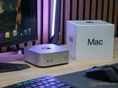 Oczekuje się, że następny Mac mini zachowa ten sam wygląd, co przedstawiona tutaj edycja z 2024 roku. (Źródło zdjęcia: Notebookcheck)