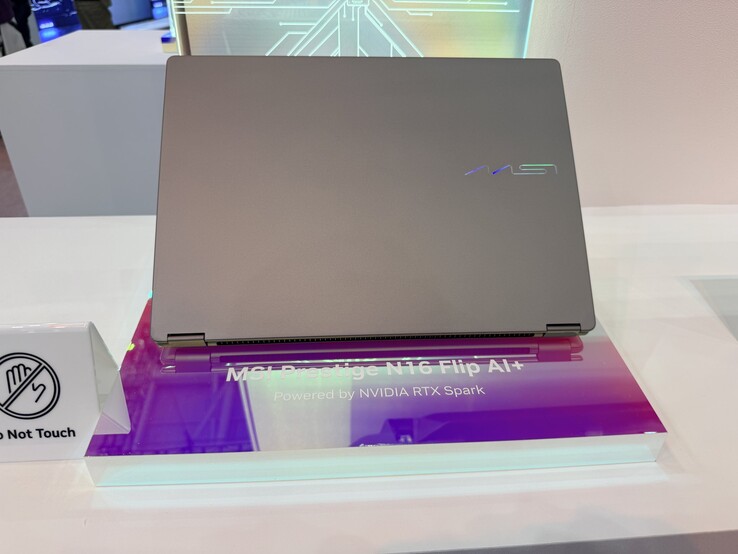 MSI 2w1 Prestige N16 Flip AI+ na zdjęciu z targów Computex.