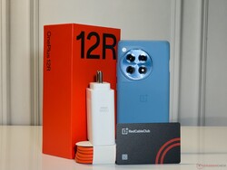 W pudełku znajduje się ładowarka SuperVOOC o mocy 100 W, kabel USB typu A do typu C, etui ochronne i członkostwo Red Cable Club