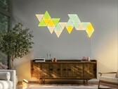 Moduł oświetlenia ściennego Philips Hue można podłączyć do kompatybilnych paneli Nanoleaf, jak pokazano na ilustracji.